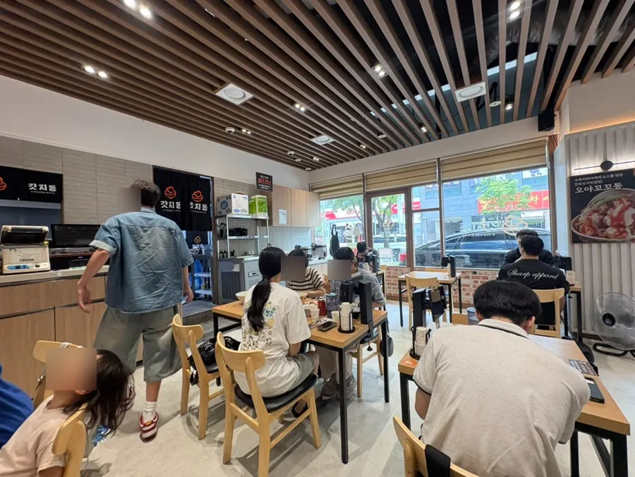 Solo dining seats and table seating