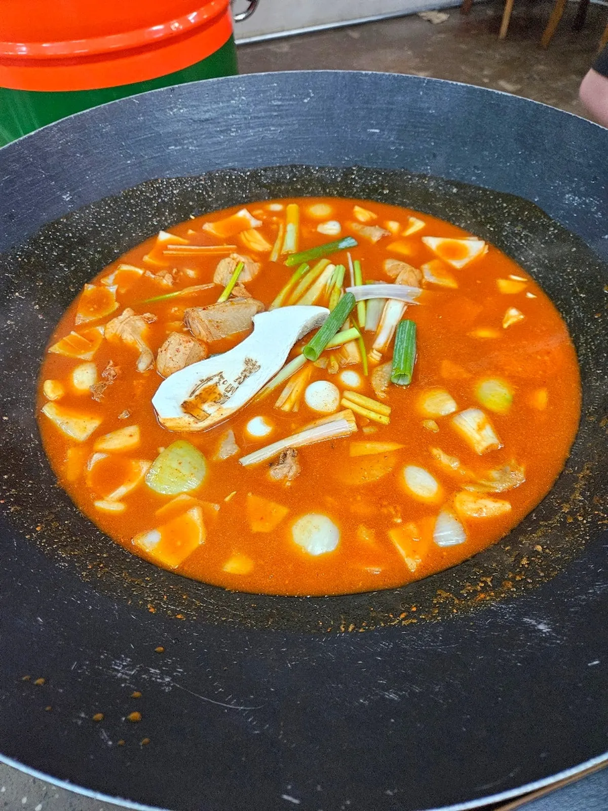 솥뚜껑에 나온 닭도리탕