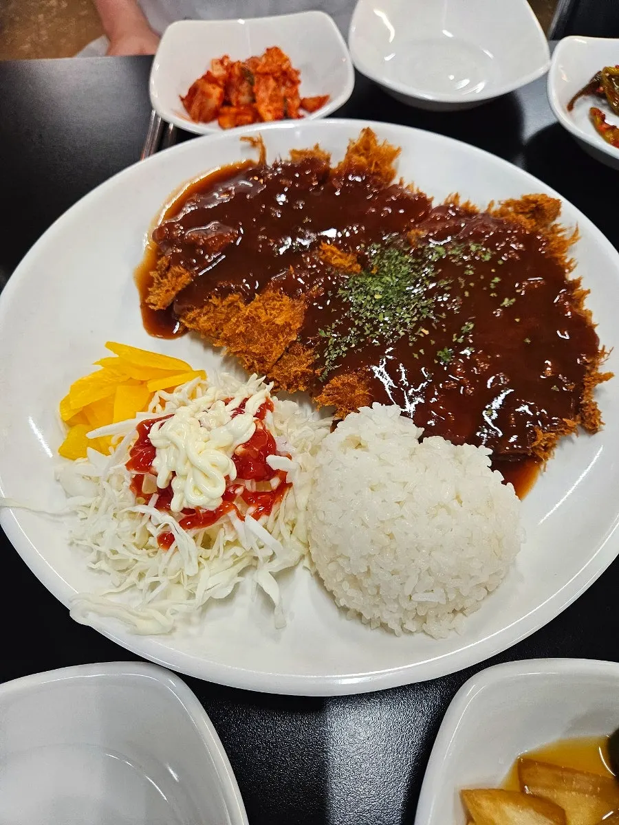 큼직한 왕돈가스 한 접시