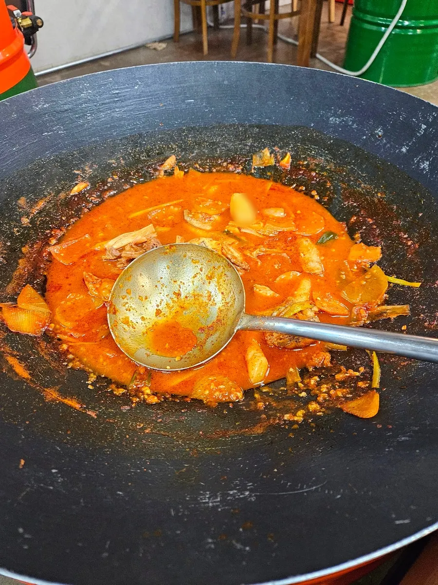 치즈볶음밥 조리 전 솥뚜껑