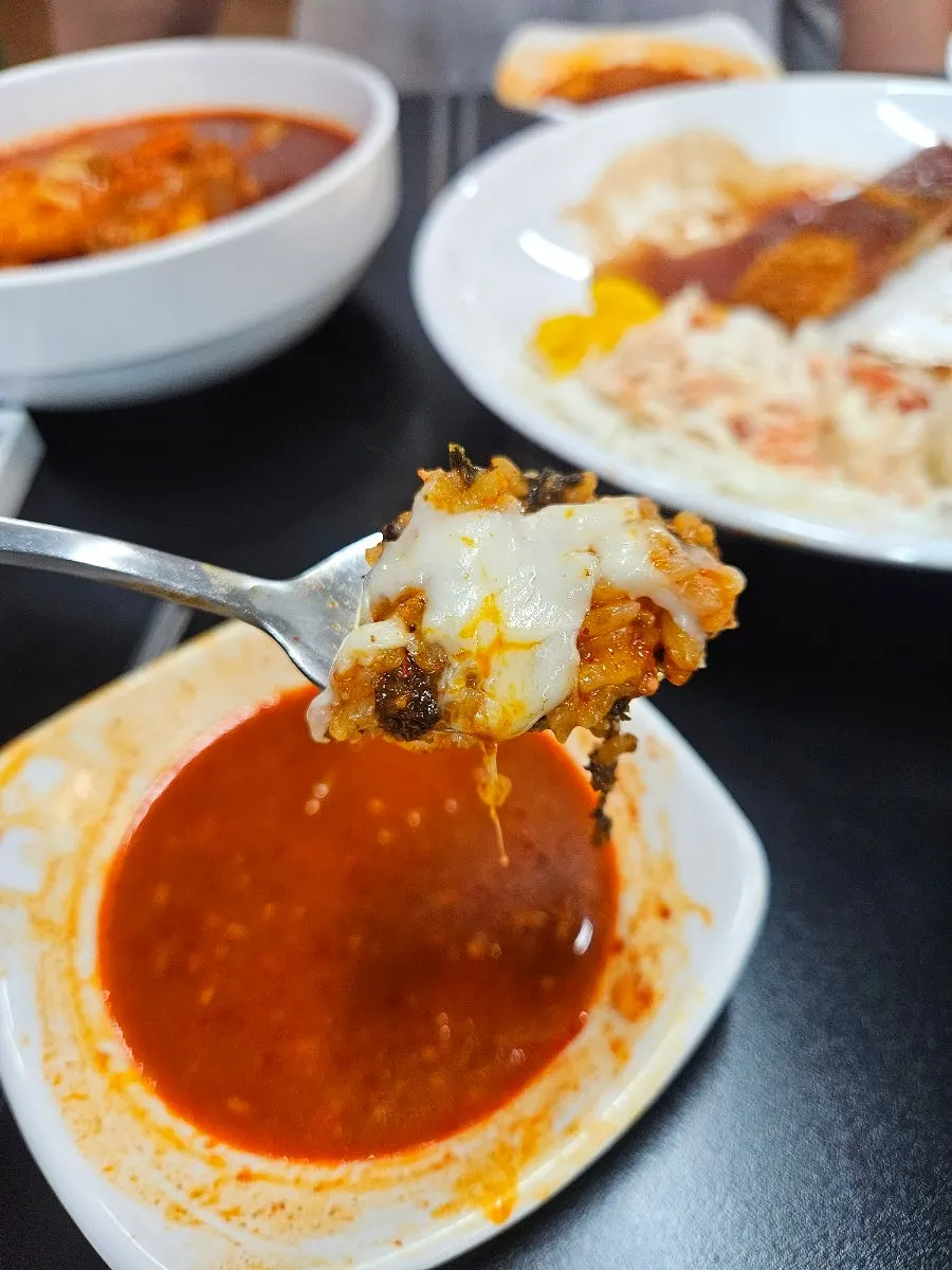 쭉 늘어나는 치즈볶음밥 치즈