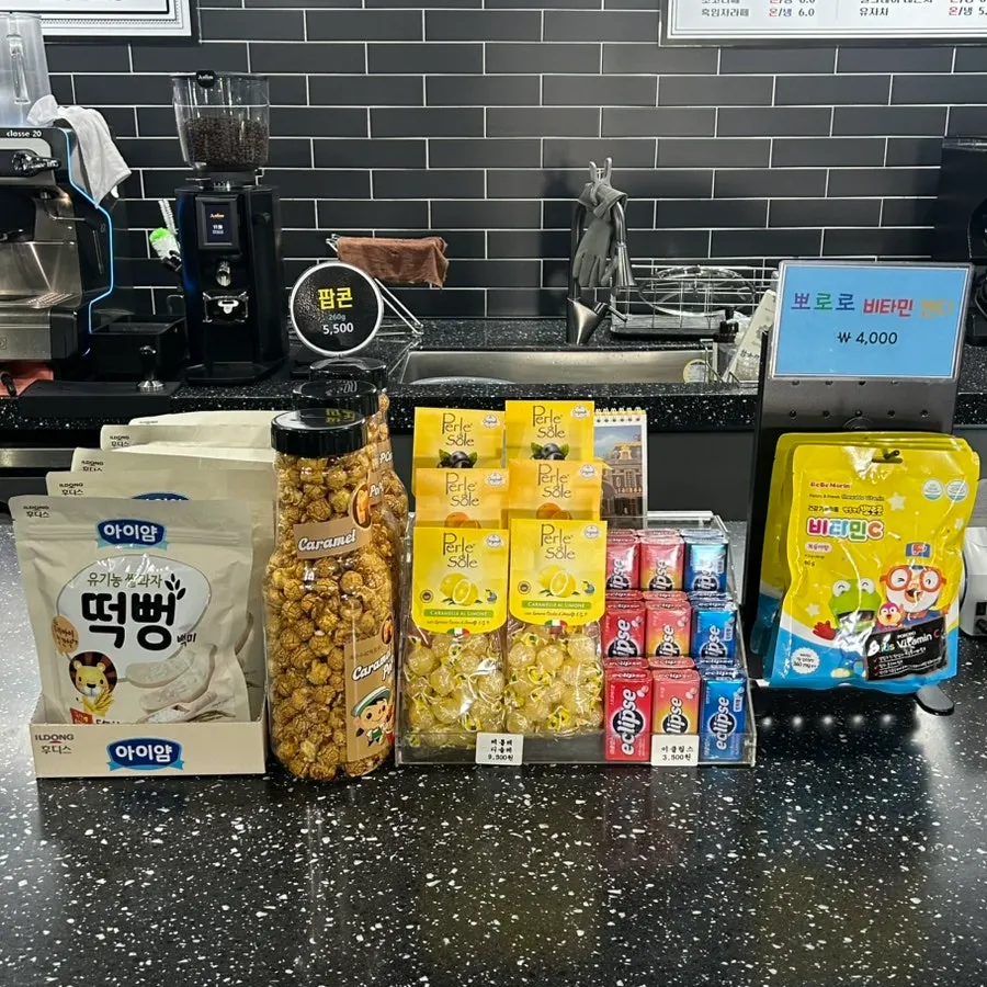 노형다방 메뉴와 카운터