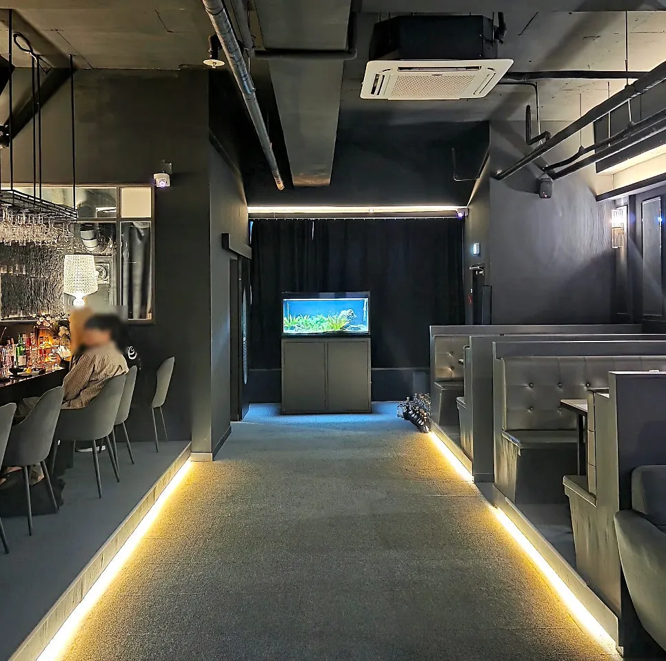 Dark and cozy interior of Noir Lacquer Verre