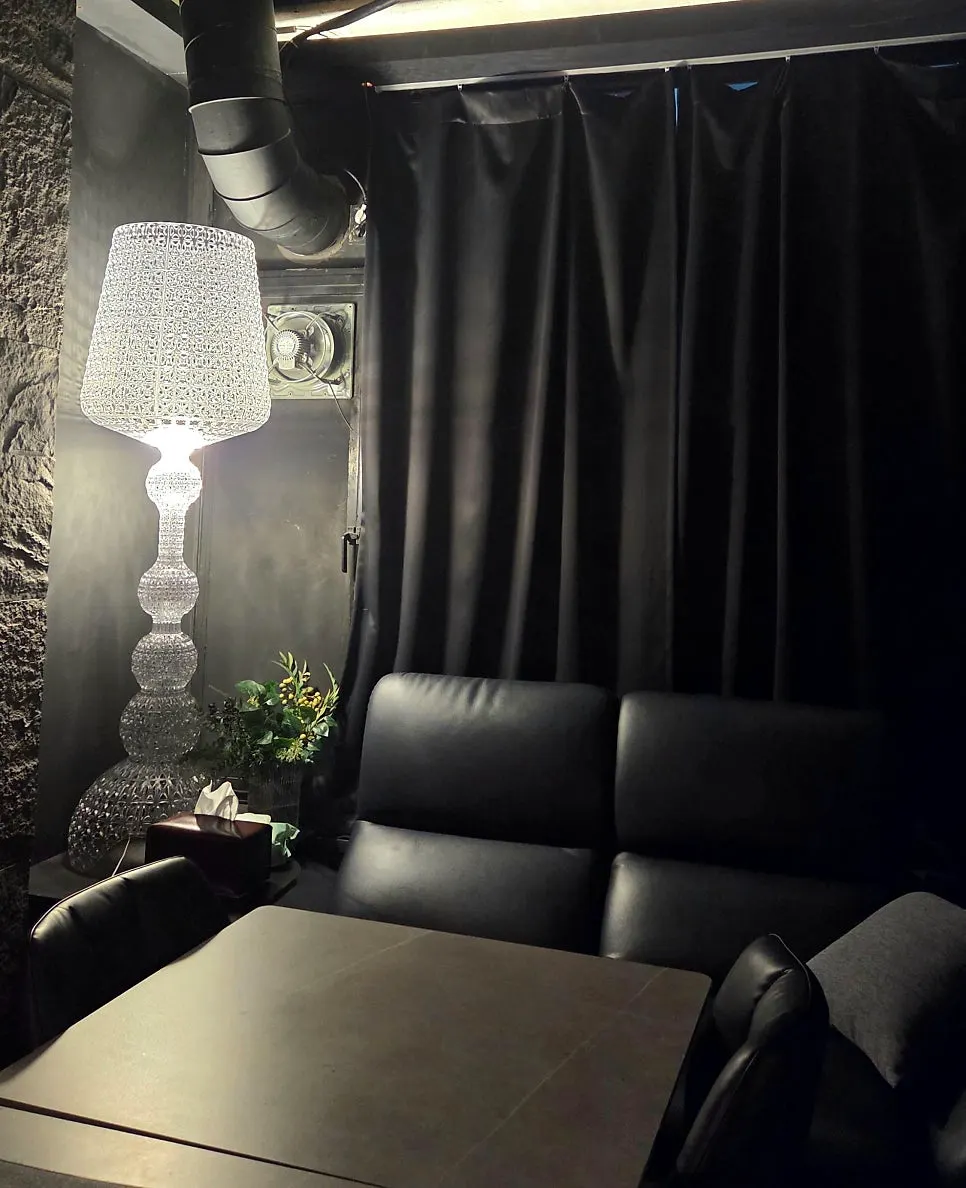 Lighting and table setting in the room seating