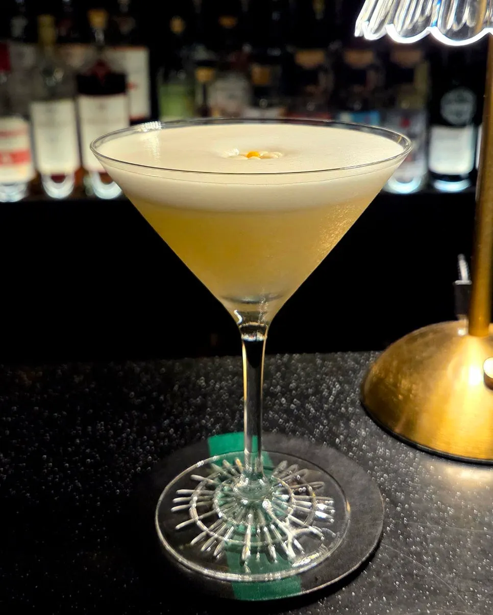 A glass of the signature cocktail Daisy Sour