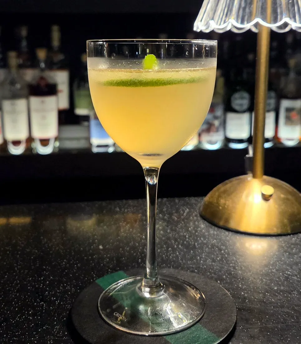 Lacquer Verre cocktail with mint and lime