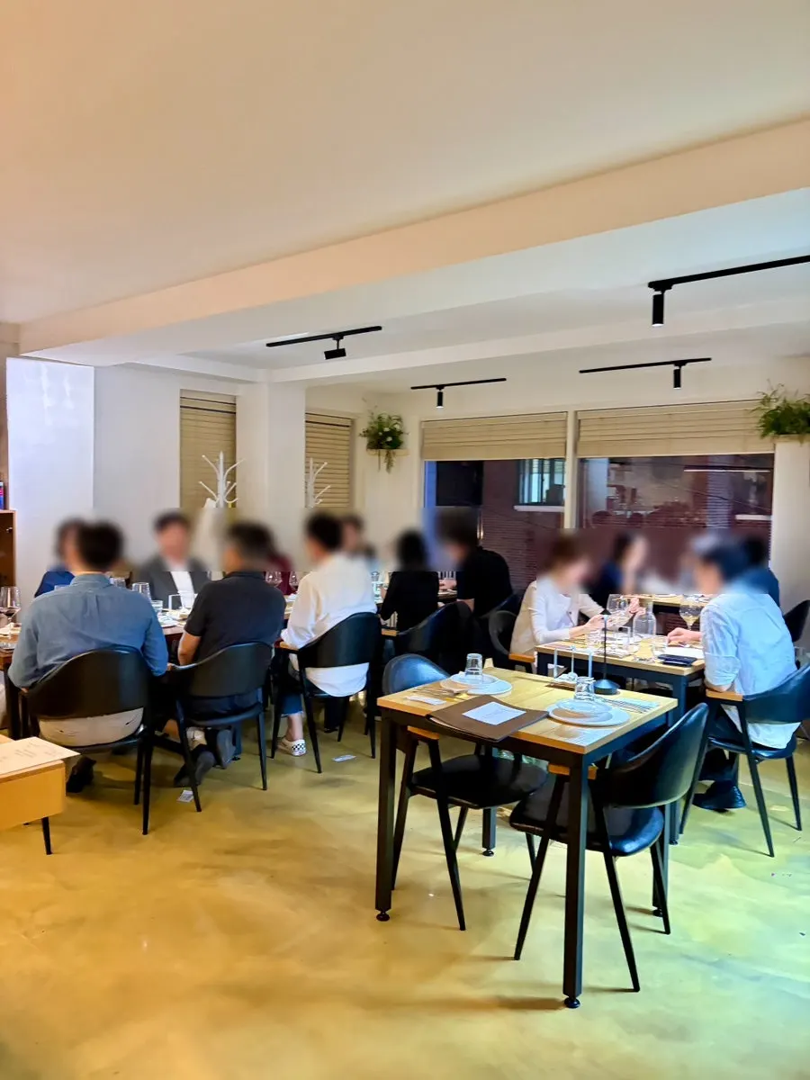 노주 매장 내부의 차분한 좌석 공간