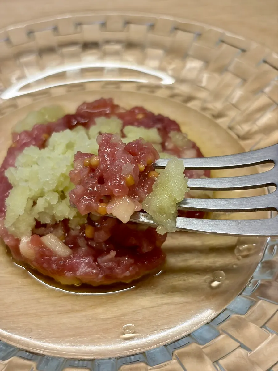 사과 샤베트 올린 참치 요리 클로즈업