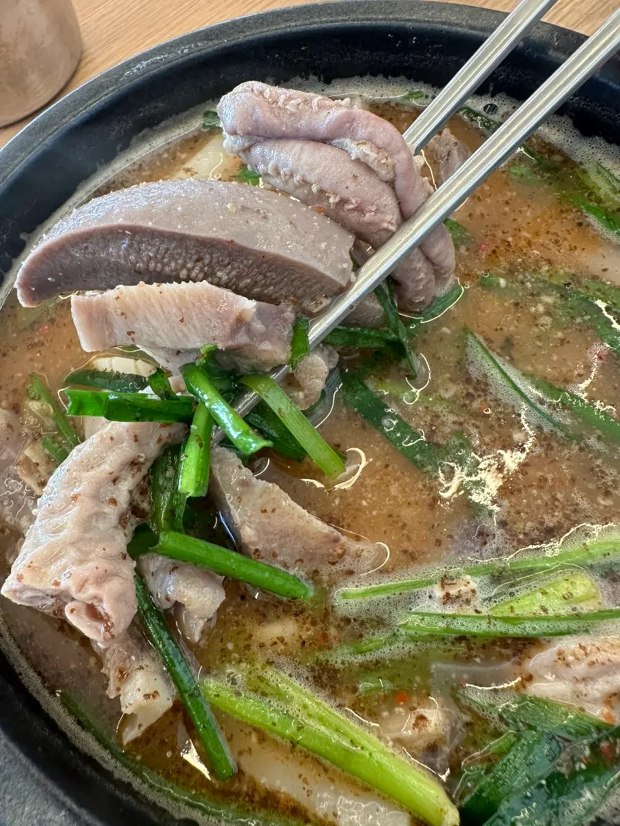 내장이 담긴 모듬순대국