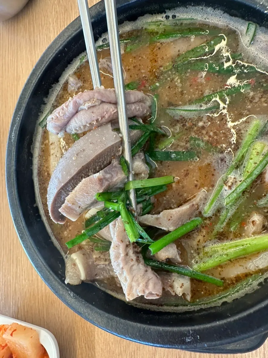 고기와 부추가 담긴 모듬순대국