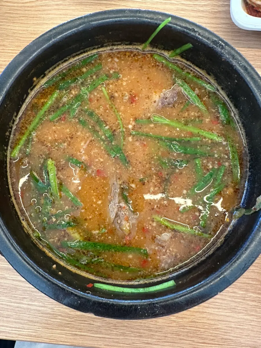 젓가락으로 든 모듬순대국 건더기