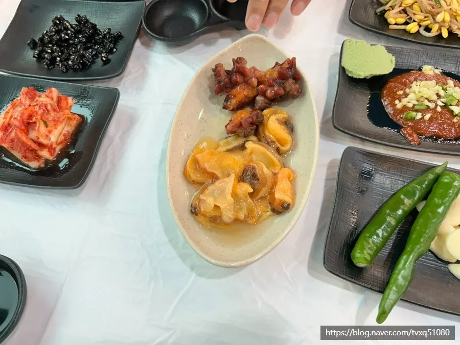 서비스로 나온 멍게 한 접시