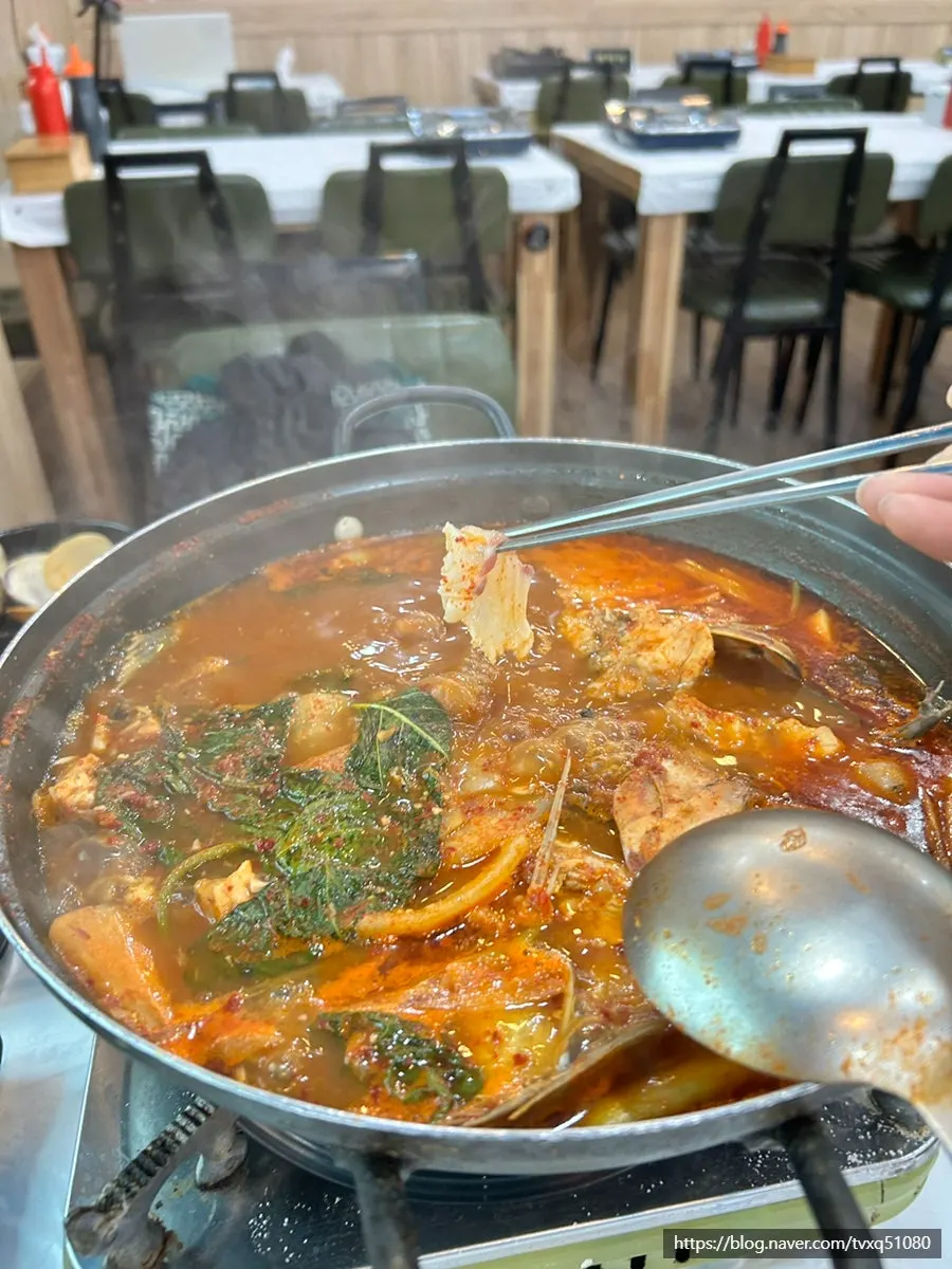 매운탕 국물과 수제비를 뜬 그릇