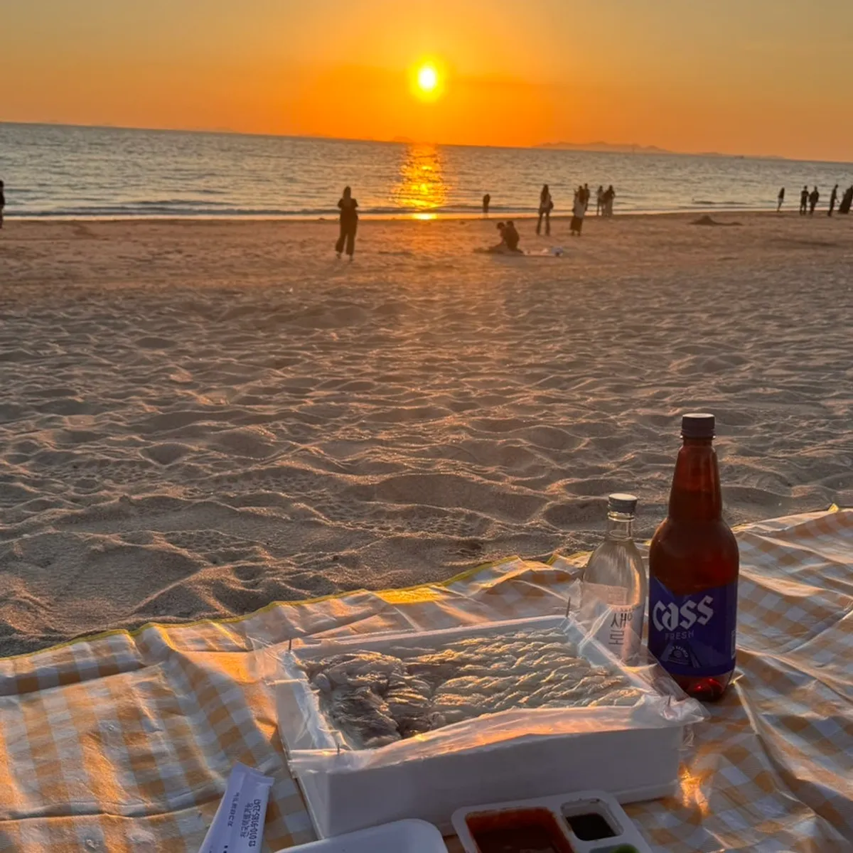Packed sashimi enjoyed with the sunset at Daecheon Beach