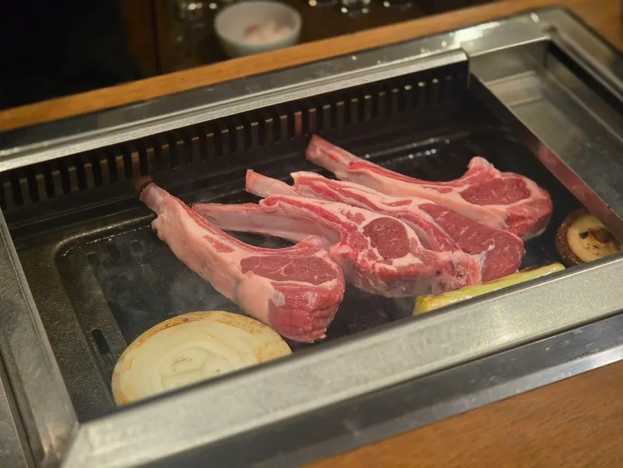 불판에 올려진 양고기