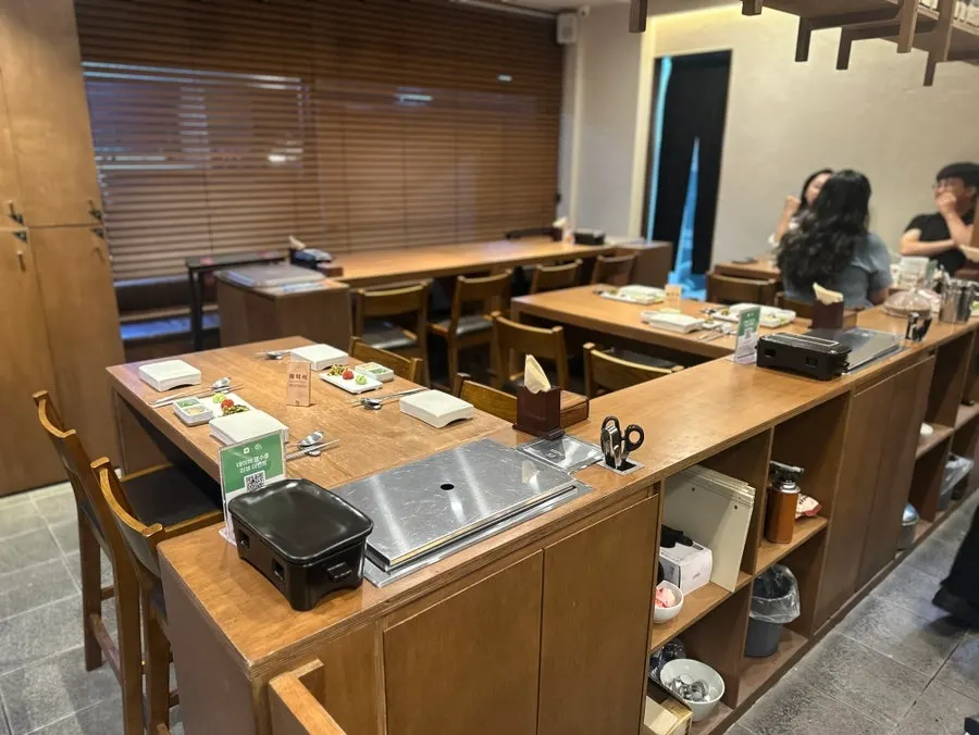 깔끔하게 정돈된 매장 내부 테이블