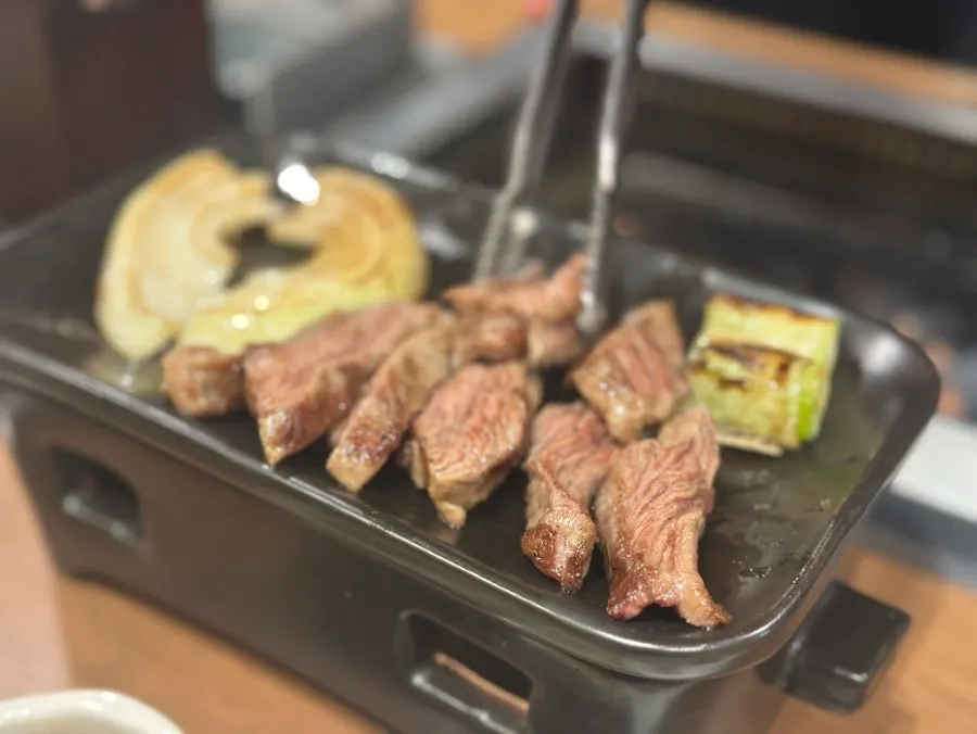 불판에서 익어가는 양갈비살