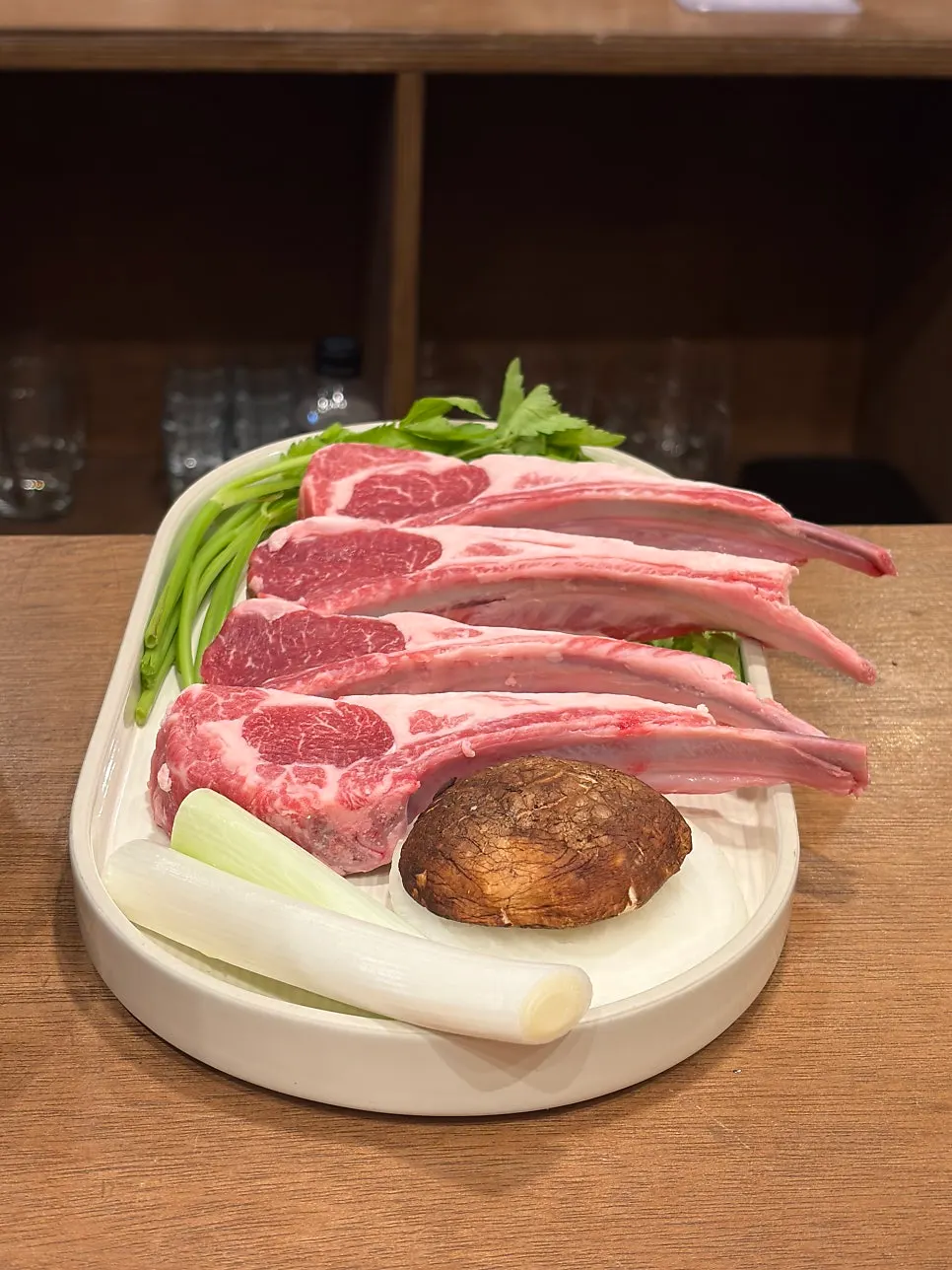 불판에 올려진 프렌치랙과 기본 찬 세팅