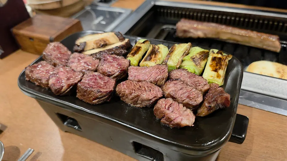 Evening dinner scene at a table in Nokji Bundang Jeongja Branch