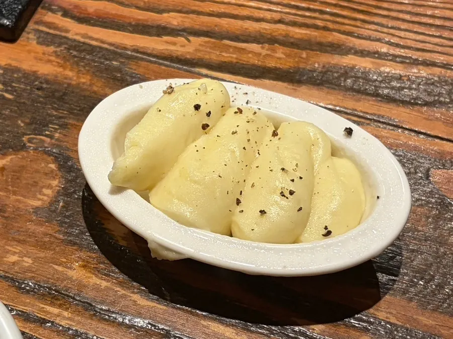 Sauces and garnishes served alongside the meat