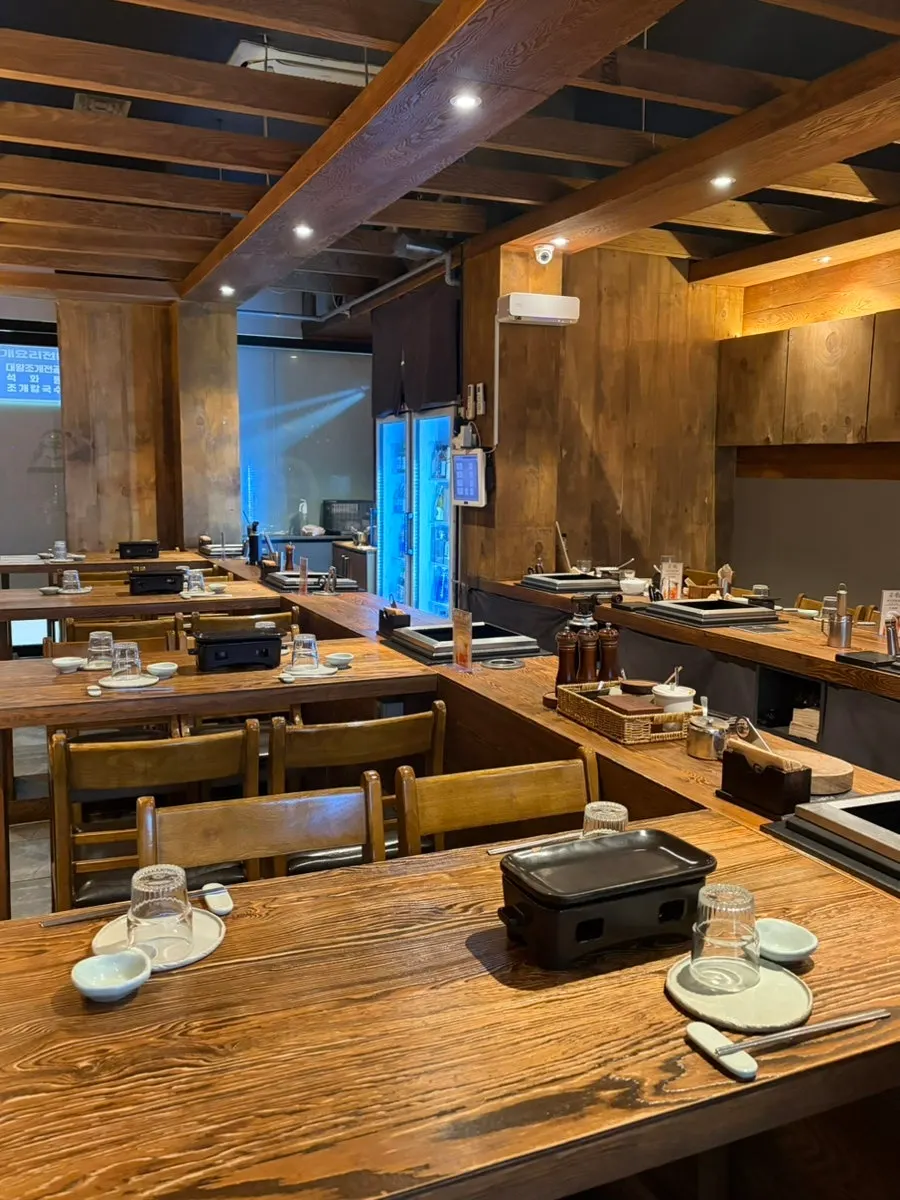 The corkage-free dining atmosphere at the restaurant