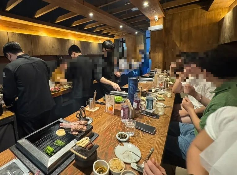 Nội thất tông gỗ ấm áp bên trong Nokji Magok Main Branch