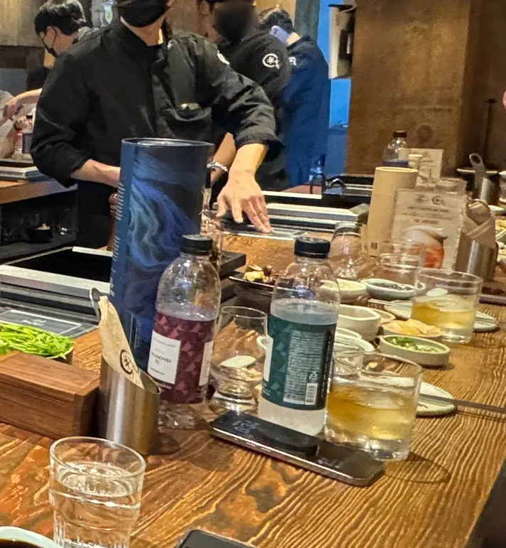 Thông tin corkage cùng ly rượu trên bàn