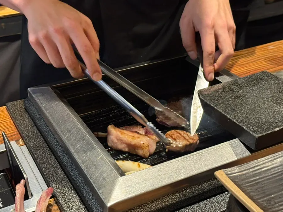 Grill viên chuyên nghiệp đang nướng French rack