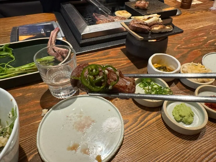 Sườn cừu ăn kèm trứng cá trích muối, wasabi và ớt xanh Cheongyang