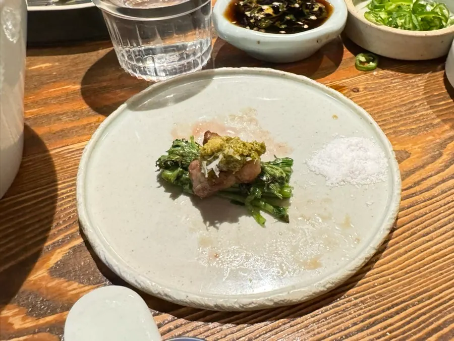 Thịt cừu ăn kèm rau cần nướng và sốt pesto húng quế