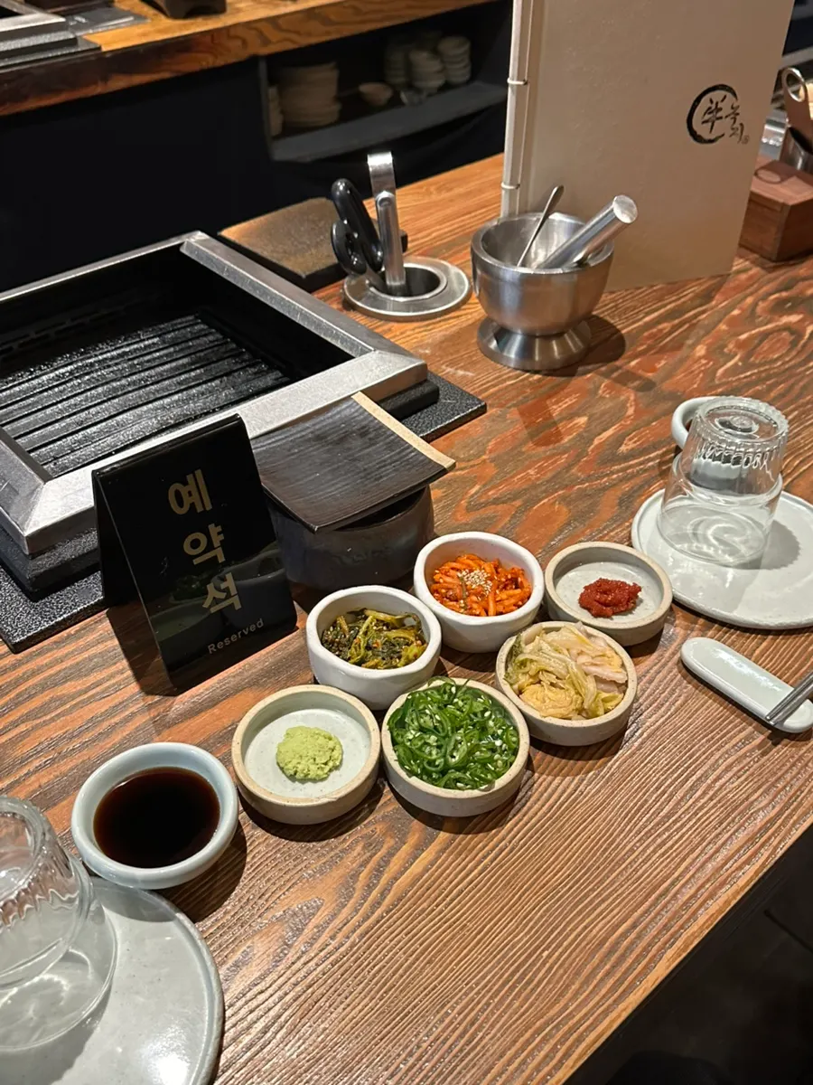 와사비와 간장 소스, 묵은지 등 반찬 테이블 세팅