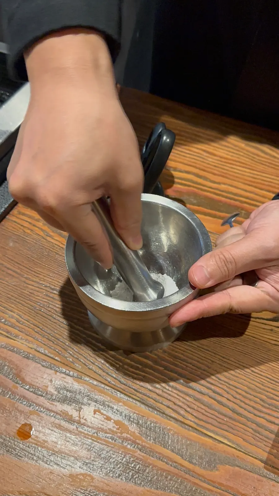 절구로 부순 소금이 담긴 앞접시