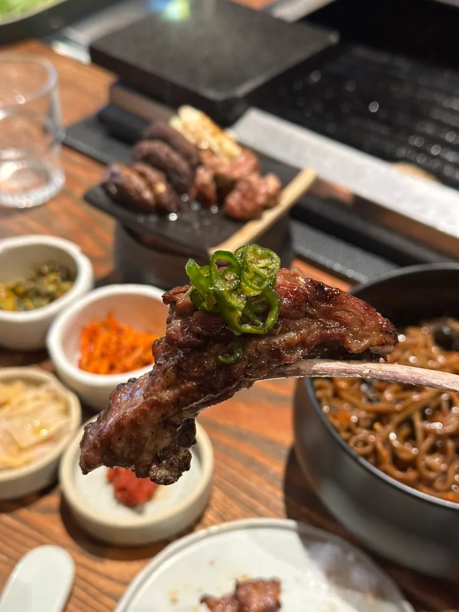 손잡이 지지대를 끼운 숄더랙 갈비뼈