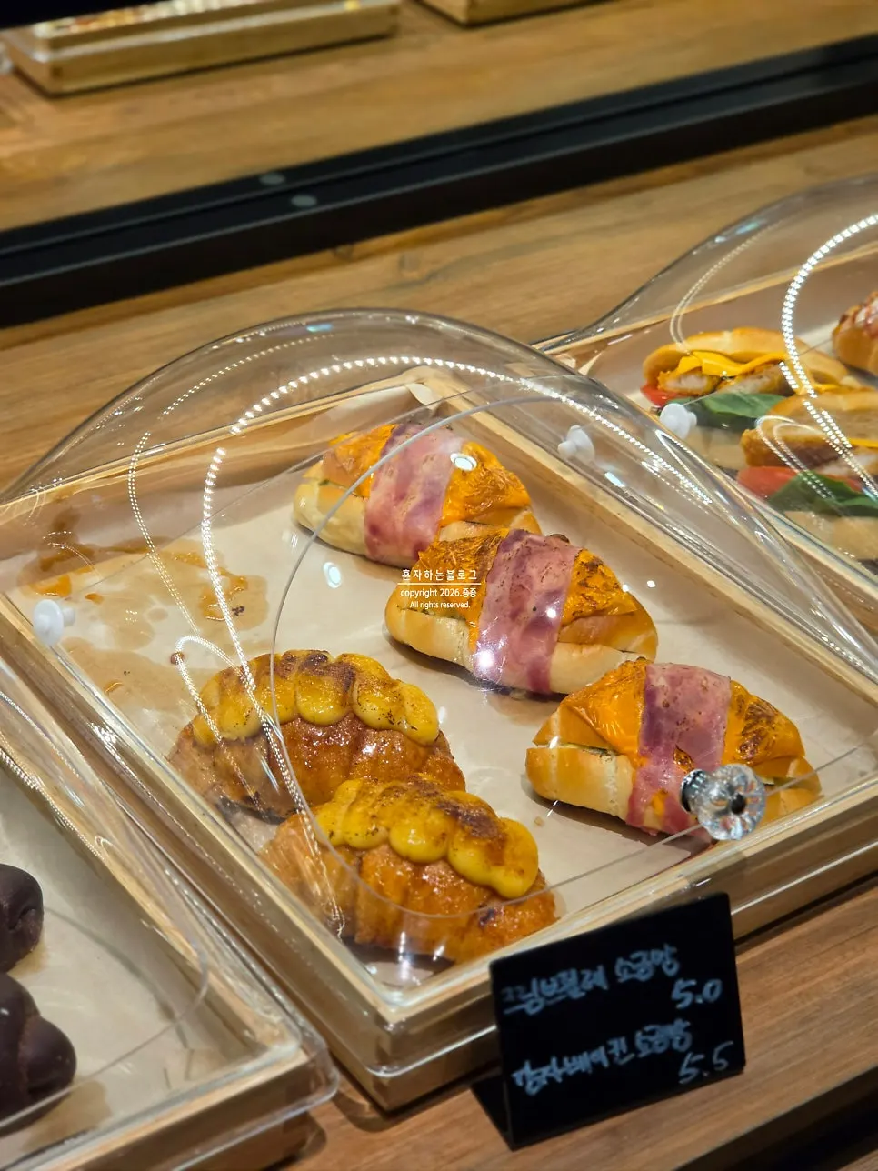 커피와 에이드, 스무디가 적힌 음료 메뉴판