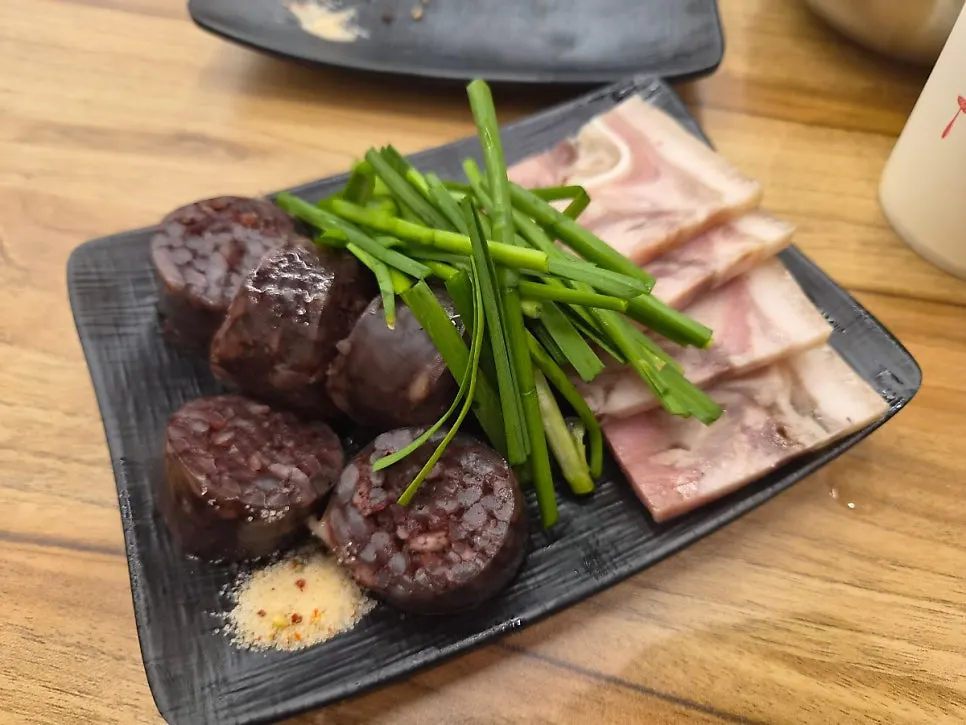 Kimchi and seokbakji side dishes