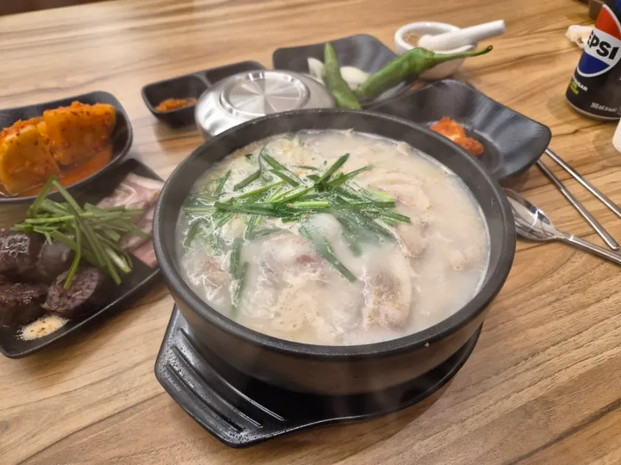 Size-up pork bone soup with milky white broth