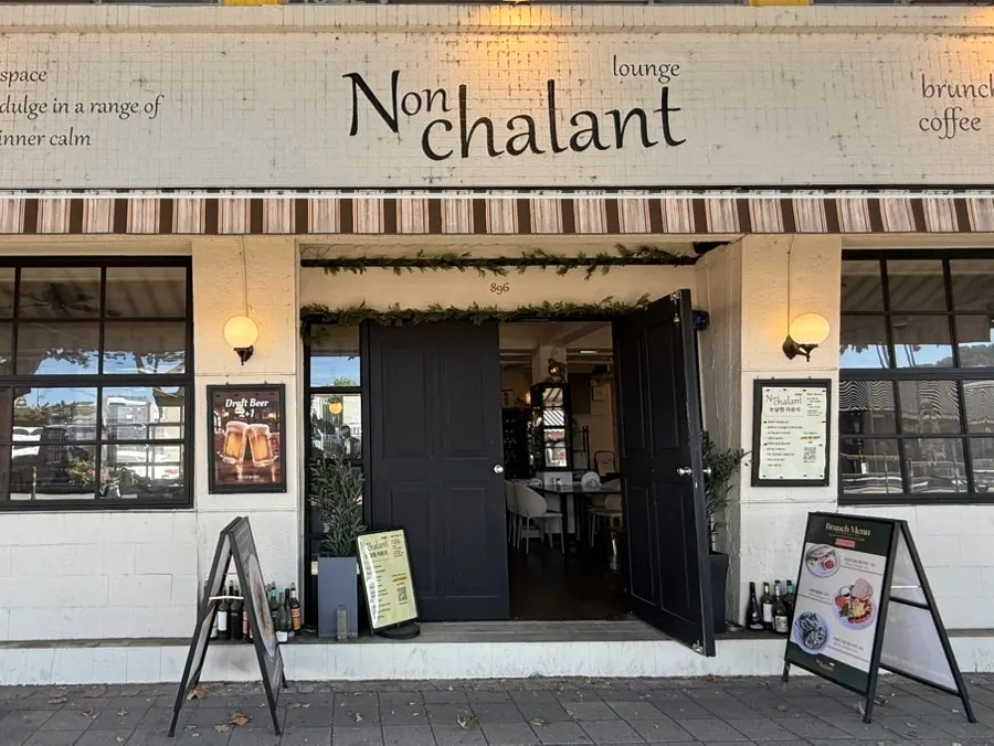 Exterior of Nonchalant Lounge on Jeongjo-ro in Haenggung-dong