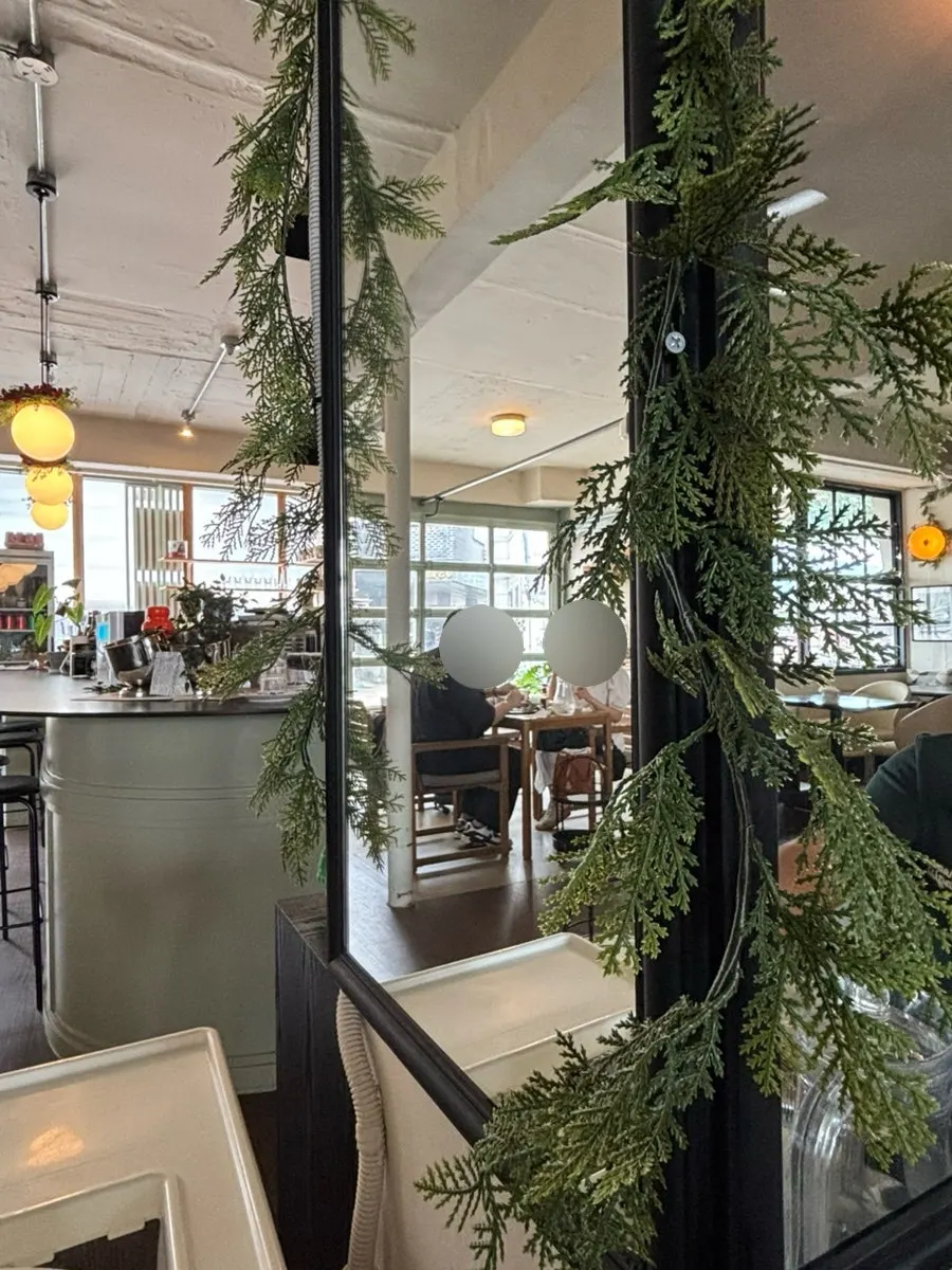 Interior atmosphere at Nonchalant Lounge