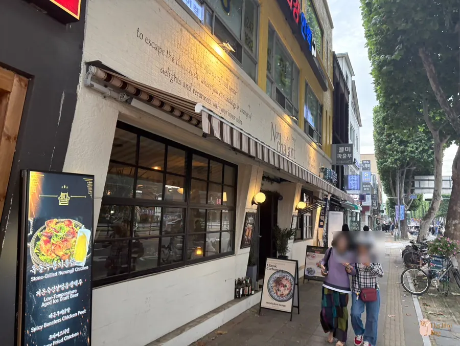 장안문 근처 논샬랑라운지 외관과 주변 거리