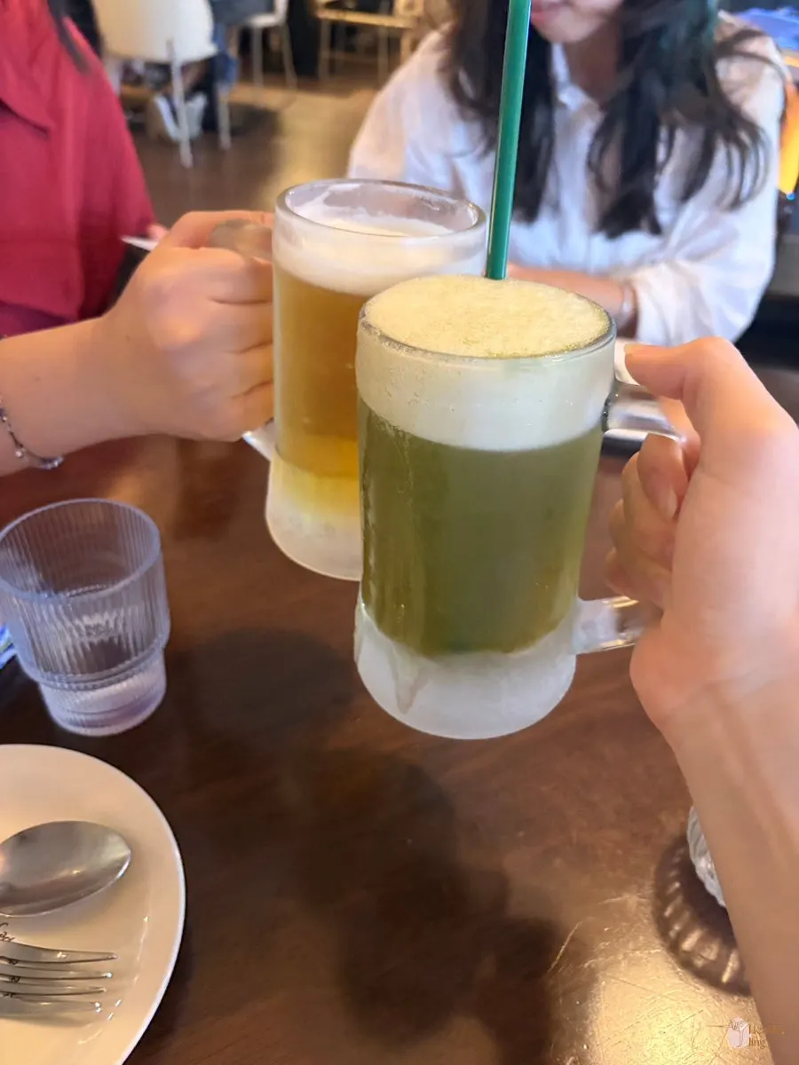 맥주잔으로 건배하는 모임 테이블