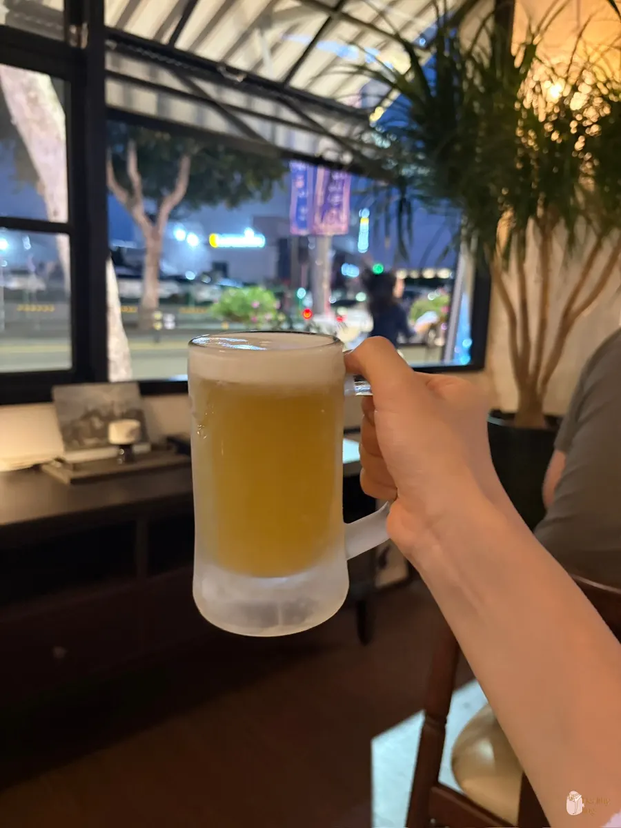 크래커에 올린 브리치즈 한 입
