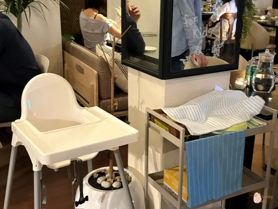 아이 의자와 아동 식기류가 준비된 예스키즈존