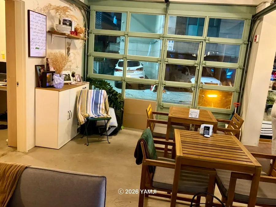 논샬랑라운지 실내 테이블과 인테리어