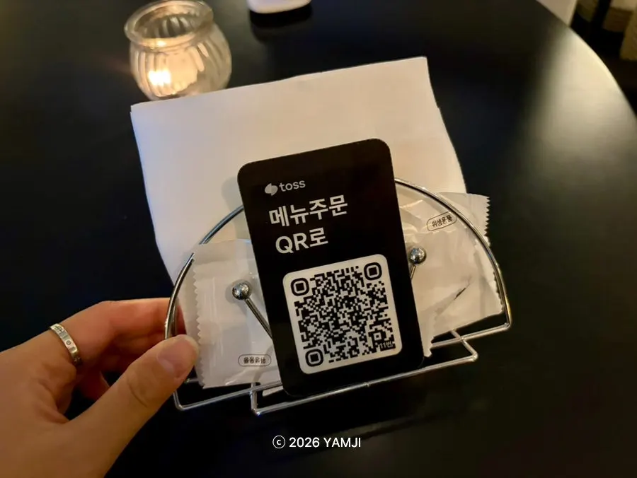 QR 주문을 진행하는 테이블 위 모습