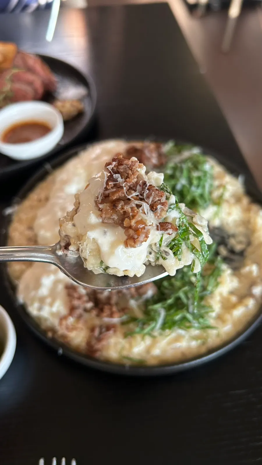 철판 리조또를 떠 먹는 모습