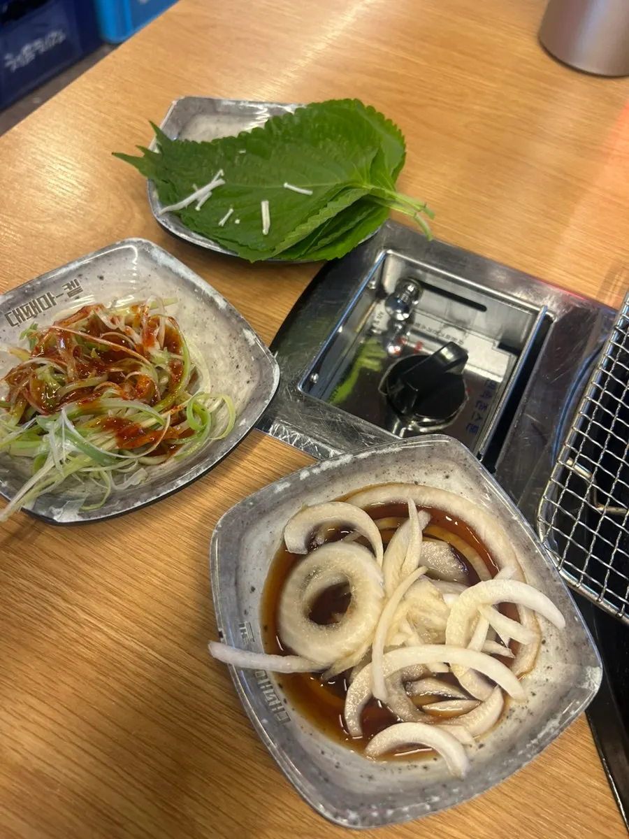 Sayur ssam dan lauk di bar layan diri Daepae Market