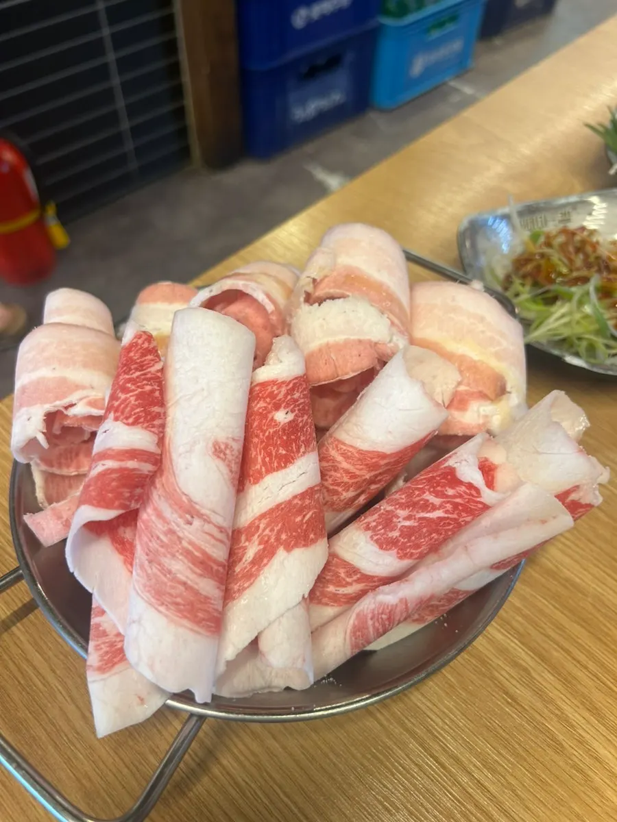 Susunan daging daepae dan lauk bar layan diri