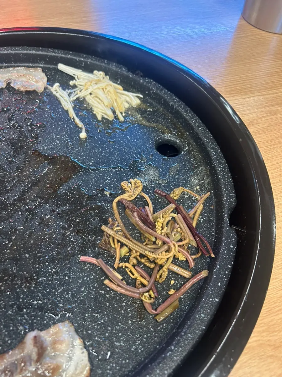 Susunan jjo-samgyeopsal panggang dan iringan