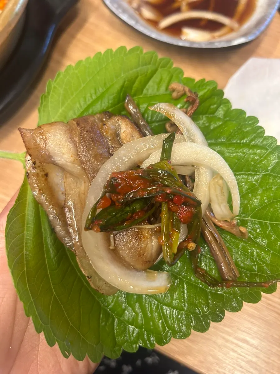 Jjo-samgyeopsal dan cendawan enoki panggang