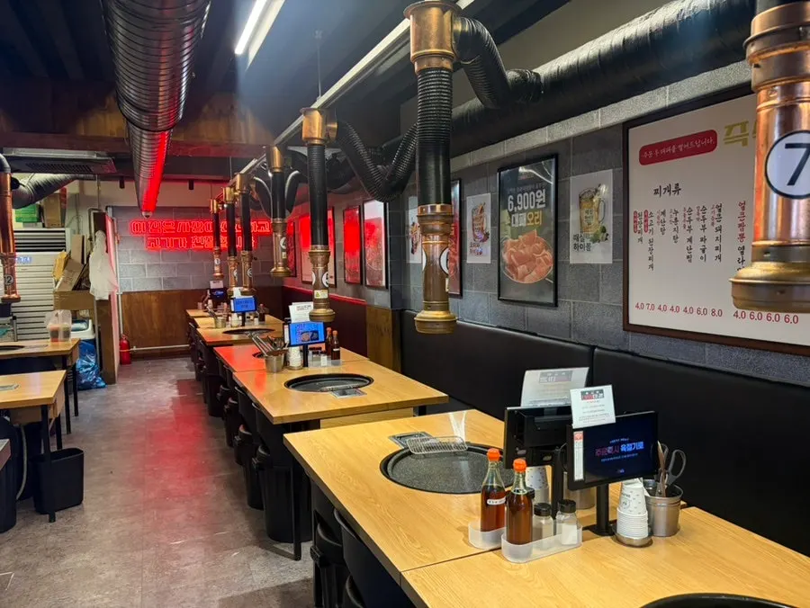 The spacious indoor dining hall at Daepae Market Gangnam Nonhyeon Branch